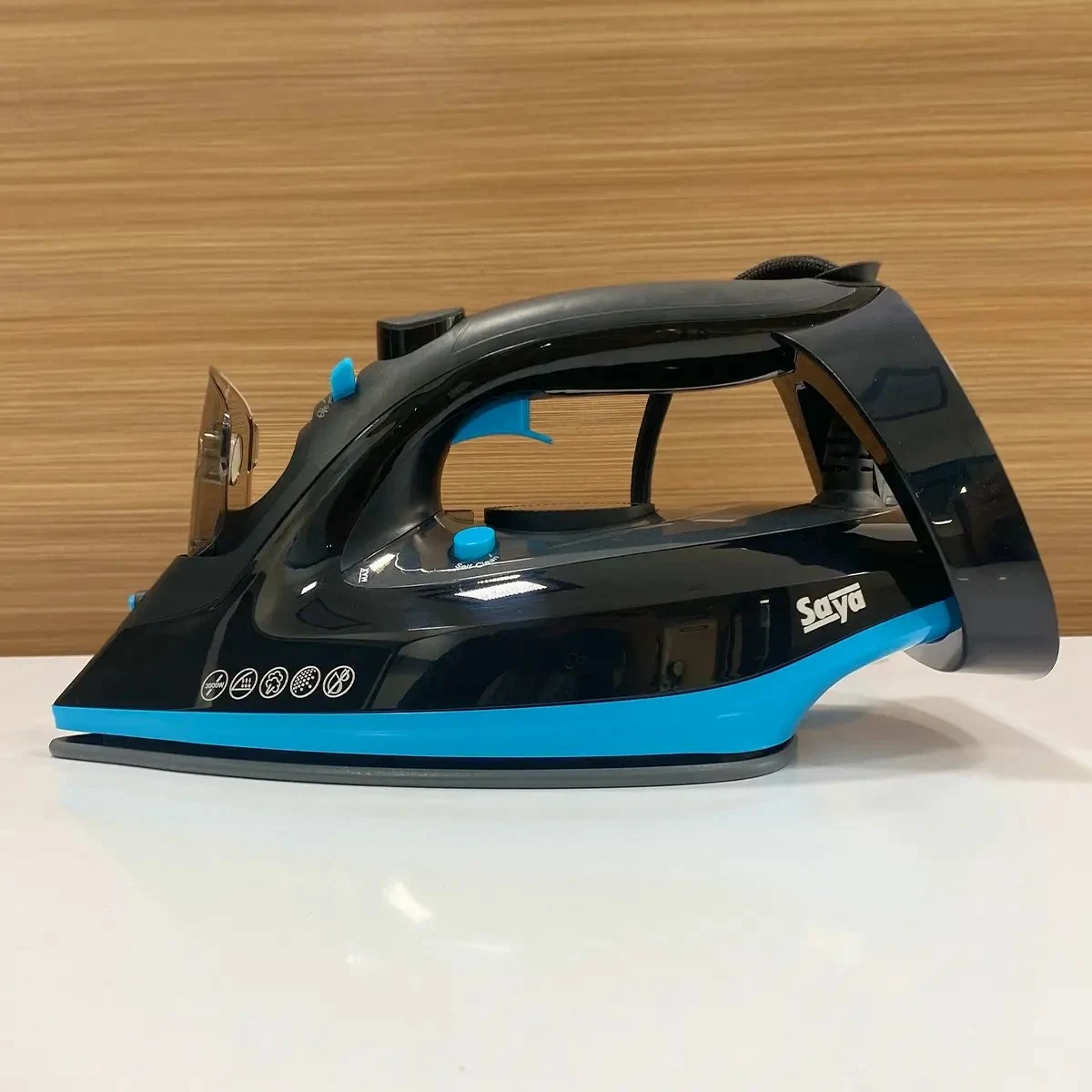 اتو بخار سایا Combat